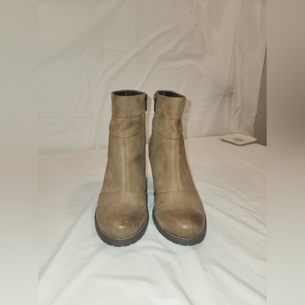Clarks Tan Suede Ankle Boots Size 8.5M. WORN TWICE, GREAT CONDITION, LIKE NEW!